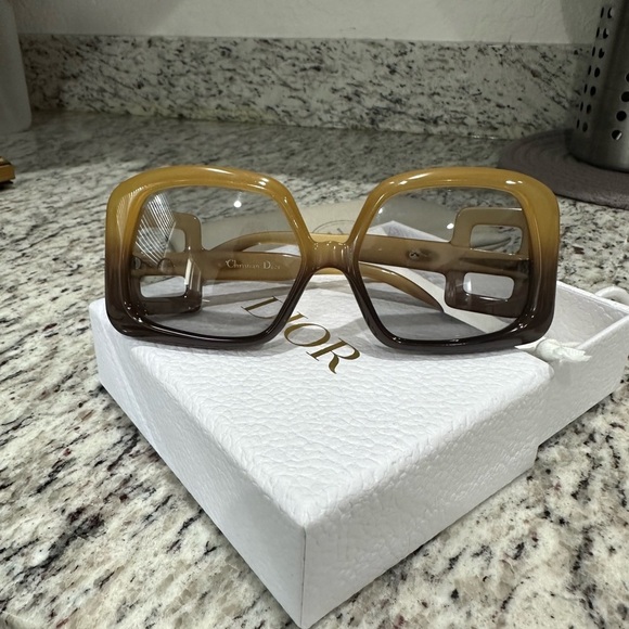 Christian Dior 737 Sunglasses – Oversized Honey Optyl Frame | 1970s - Picture 6 of 17